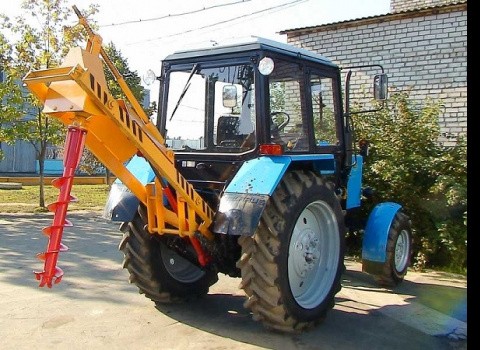 Трактор типа МТЗ оснащается гидравлической системой особой конструкции. Именно благодаря ей возможно быстро и просто подсоединить БМ-205Д, а также любое другое оборудование. Гидравлика, приводящая в действие ямобуры любого типа, чрезвычайно надежна и производительна. Она имеет следующие рабочие характеристики: тип – раздельно-агрегатная; общее количество цилиндров, создающих тяговое усилие, шт. – 3 (возможна установка дополнительных); тип гидравлического насоса – шестеренчатый; количество жидкости, подаваемой насосом за единицу времени, л/мин – 45; максимально возможное давление в системе, ограничивающееся специальным клапаном, МПа – 16.
Сами цилиндры имеют следующие параметры: диаметр основного, мм – 100; диаметр выносного, мм – 75; длина пути хода поршня, мм – 200. Частью гидравлической системы является механизм, используемый для навешивания всевозможного специализированного оборудования. Сцепное устройство выполнено из металла высокой прочности, что позволяет эксплуатировать навесное оборудование даже в самых экстремальных условиях без всяких последствий.