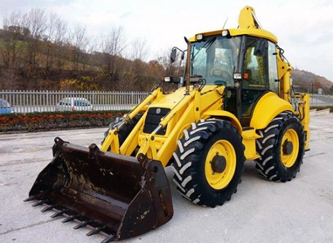 Сфера применения New Holland B90B LR обширна. Машина применяется при выполнении сельскохозяйственных работ, ландшафтном дизайне, при строительстве дорог и трубопроводов, планировке площадок, создании валов и насыпей, транспортировке грузов и разработке месторождений глины. Данный экскаватор-погрузчик – это передовая и высокопроизводительная техника, которая отлично работает на переработке, погрузке и разгрузке различных материалов (песка, металлической стружки, щебня, горных грунтов и пород, угля и глины). Еще одним плюсом является большая маневренность.
Габариты экскаватора-погрузчика:

длина – 5825 мм;
ширина – 2325 мм;
высота – 2940 мм;
колесная база – 2175 мм;
дорожный просвет – 394 мм.

Эксплуатационные характеристики New Holland B90B LR:

объем фронтального ковша – 1 кубометр;
объем экскаваторного ковша – 0,2 кубометра;
глубина копания – до 4358 мм;
предельный вылет при разгрузке – 785 мм;
максимальная высота работы – 4330 мм;
угол запрокидывания ковша – 40 градусов;
предельный угол разгрузки – 45 градусов;
максимальная высота разгрузки – 4330 мм;
радиус разворота – 4400 мм.

Грузоподъемность техники составляет 3550 кг, усилие отрыва на ковше – 6900 кН. Экскаватор-погрузчик способен работать при температурном режиме от -29 до +40 градусов. Максимальная скорость движения New Holland B90B LR равняется 40 км/час. Эксплуатационная масса составляет 8040 кг.
 